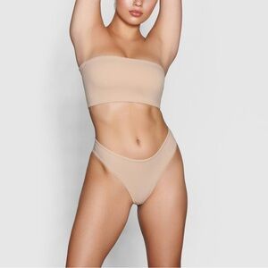 NWT SKIMS Seamless Strapless Bandeau Only Sz M in color CLAY